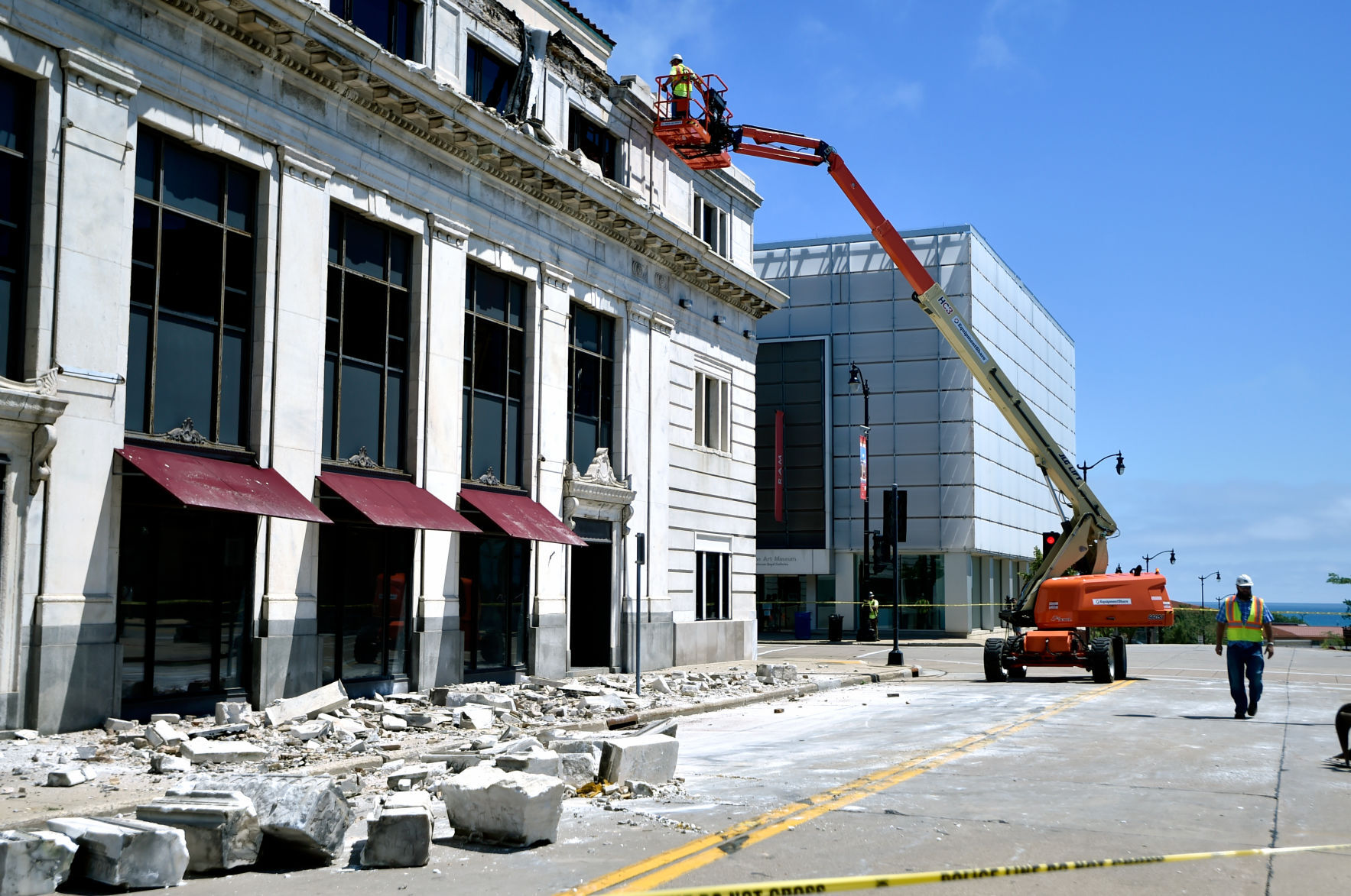 Facade in rubble